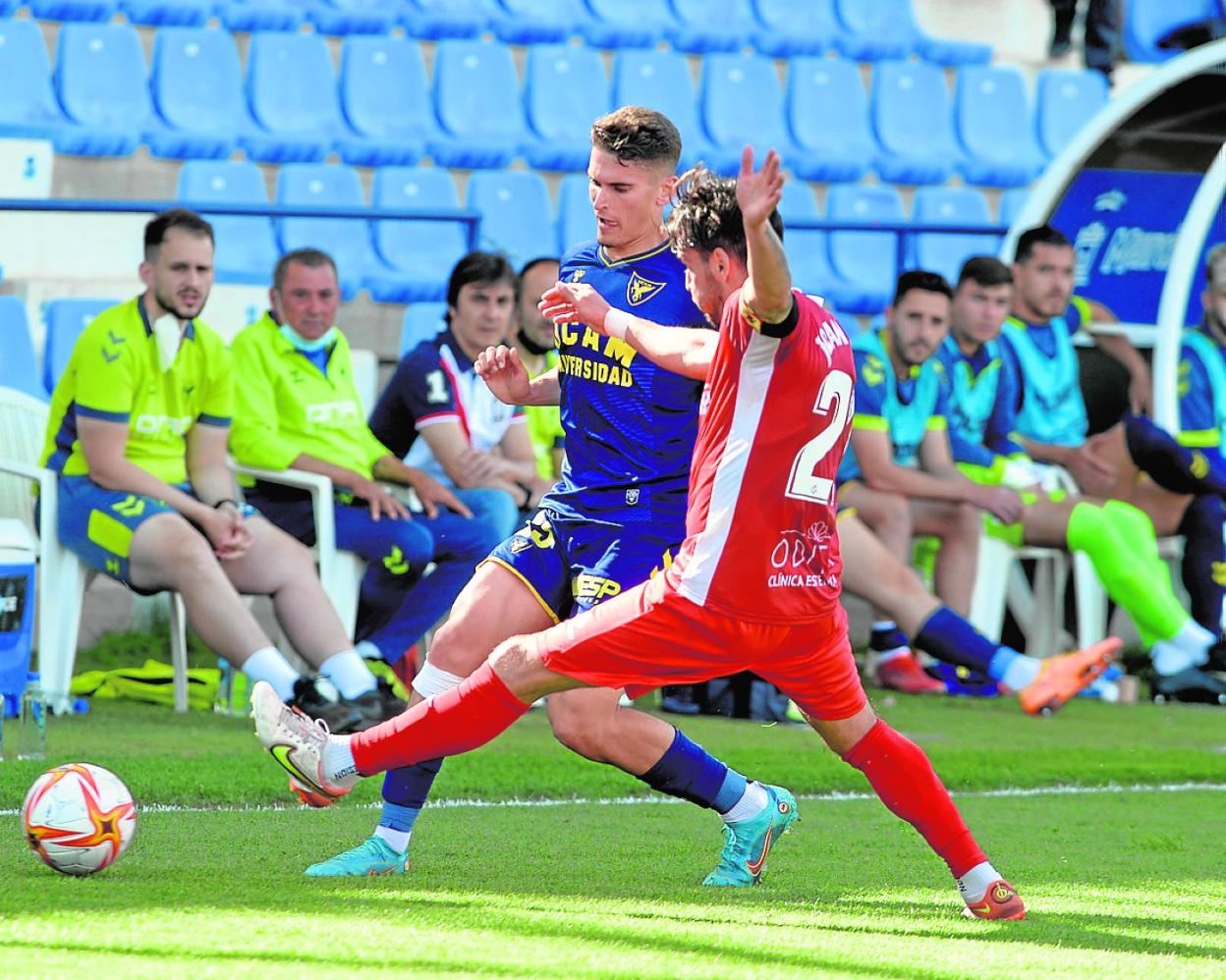 Josema Raigal intenta a superar a un rival, en el último partido ante el Nástic. 