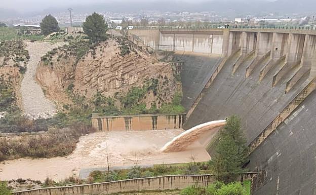 El embalse de Pliego abrió sus compuertas por las abundantes lluvias. 