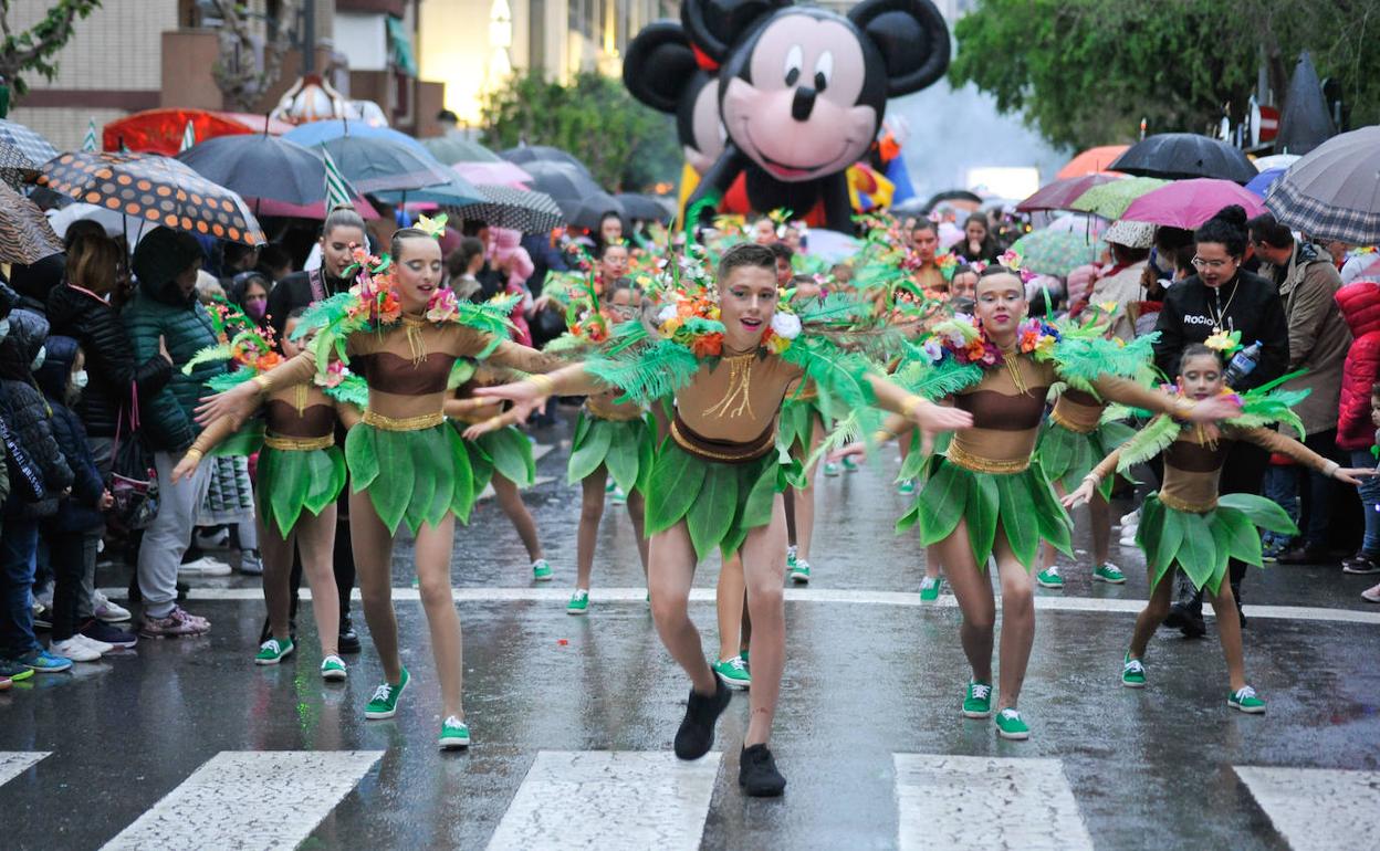 Un grupo de baile de la cabeza del desfile ameniza, ayer y sin sucumbir al frío y a la lluvia, el Entierro Infantil, seguido por los personajes de Disney. 