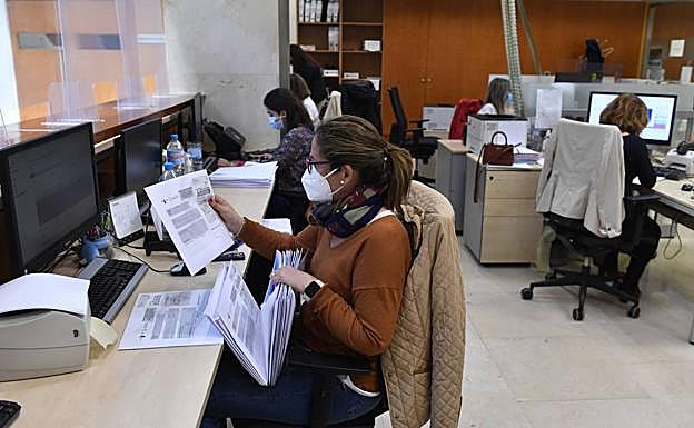 Confusión y desconcierto sobre el uso de la mascarilla hoy en los centros de trabajo