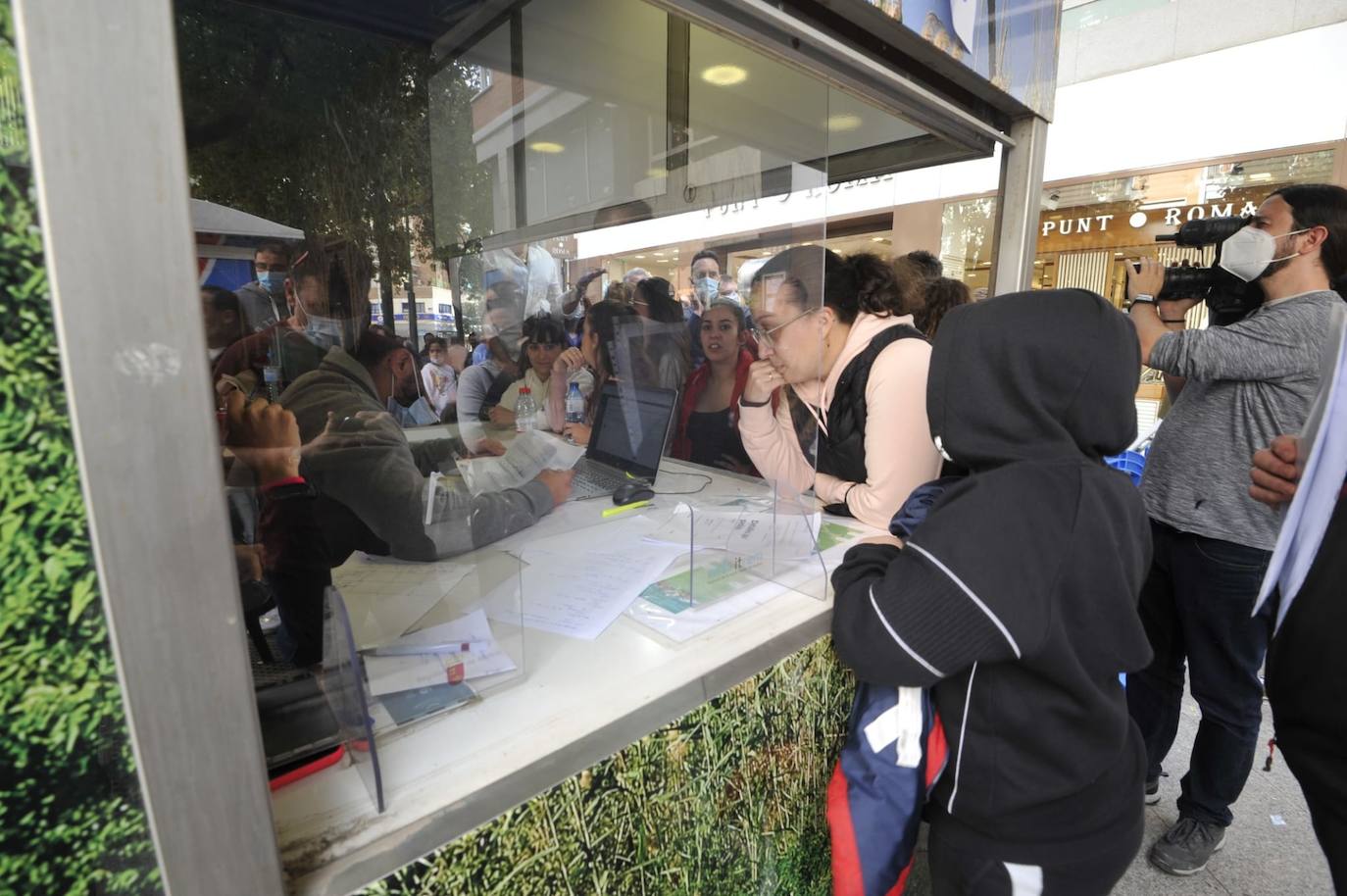 Fotos: Indignación por los problemas en la venta de sillas para el Entierro de la Sardina