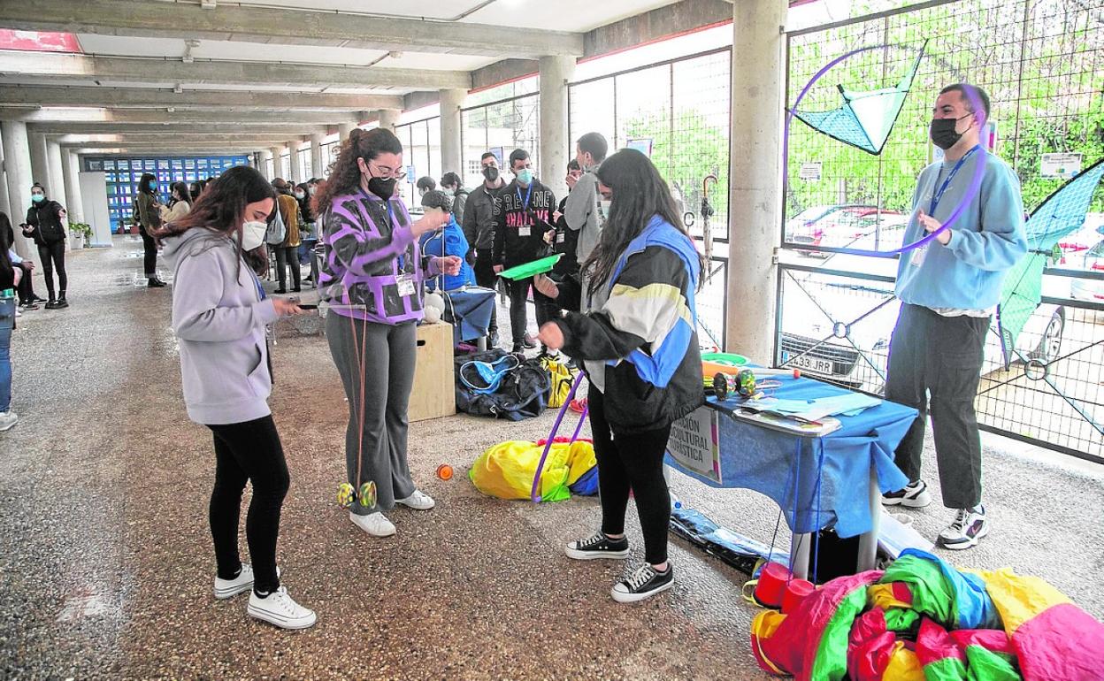 Alumnos del Grado de Animación sociocultural y turística, durante una demostración. 