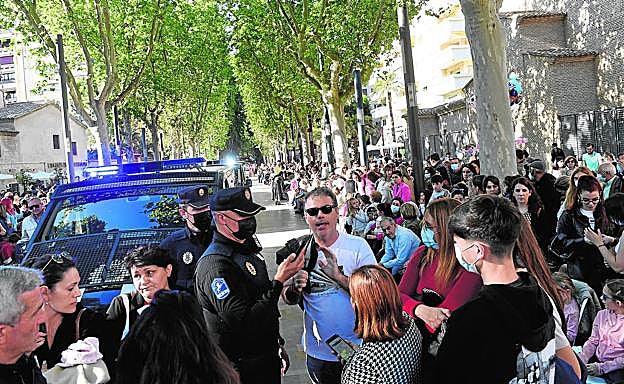 La protesta por las sillas provocó incluso una interrupción del desfile de la Batalla de las Flores. 
