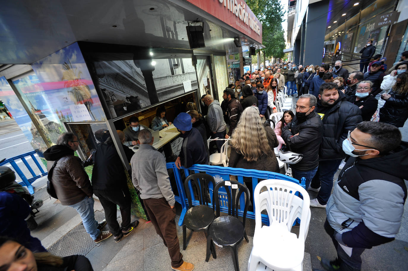 Fotos: Indignación por los problemas en la venta de sillas para el Entierro de la Sardina