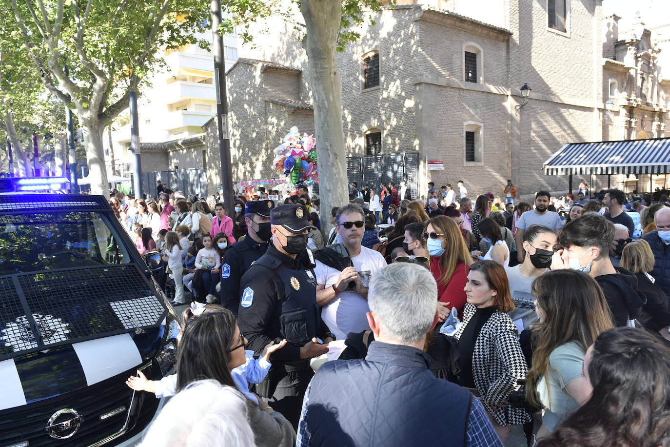 Fotos: Problemas con las sillas obligan a paralizar el arranque de la Batalla de las Flores