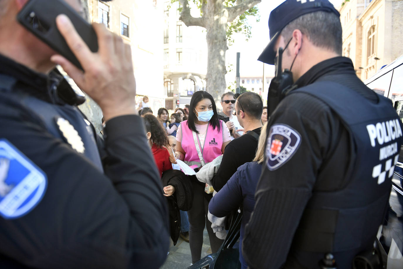 Fotos: Problemas con las sillas obligan a paralizar el arranque de la Batalla de las Flores