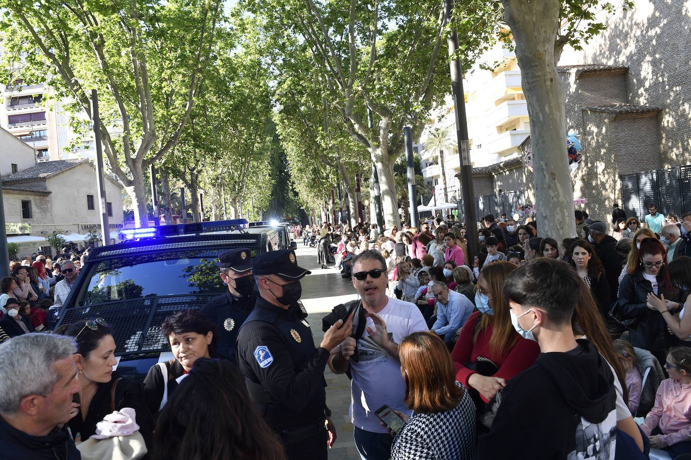 Fotos: Problemas con las sillas obligan a paralizar el arranque de la Batalla de las Flores