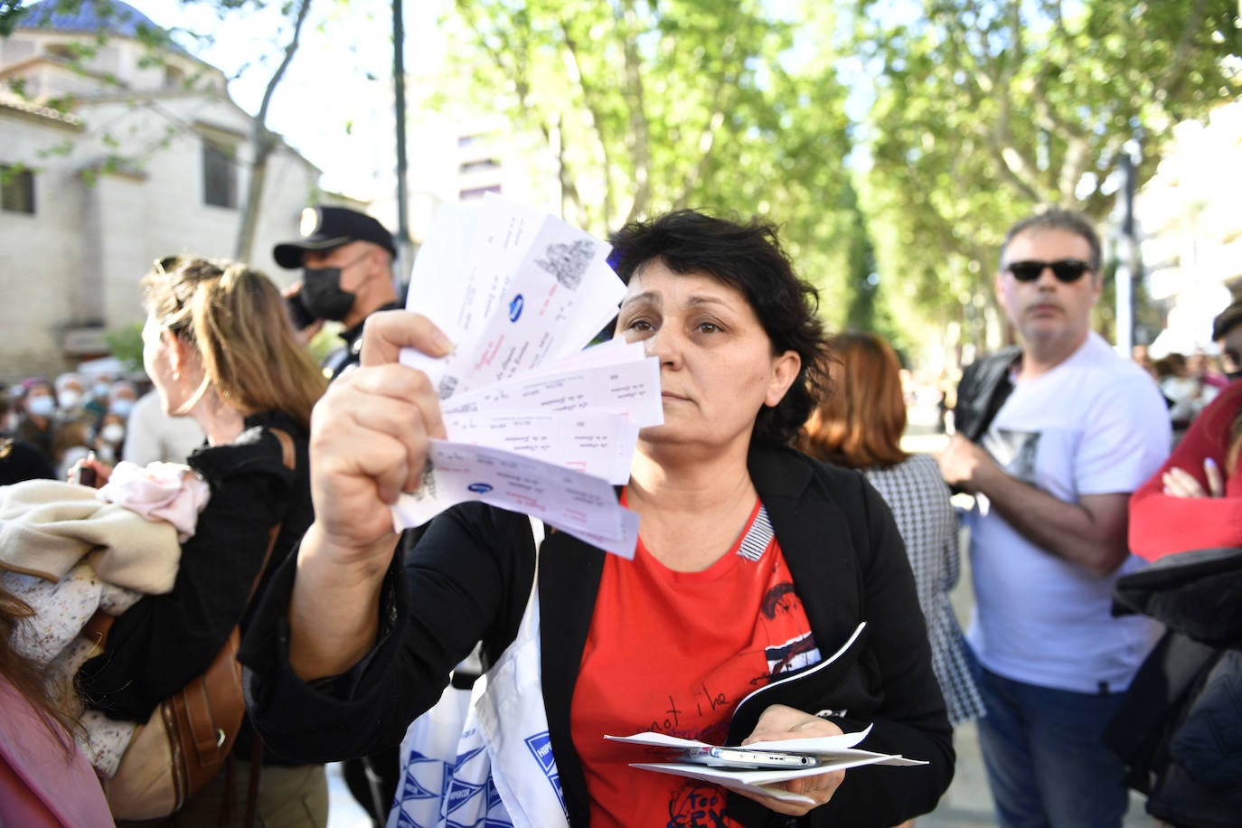 Fotos: Problemas con las sillas obligan a paralizar el arranque de la Batalla de las Flores