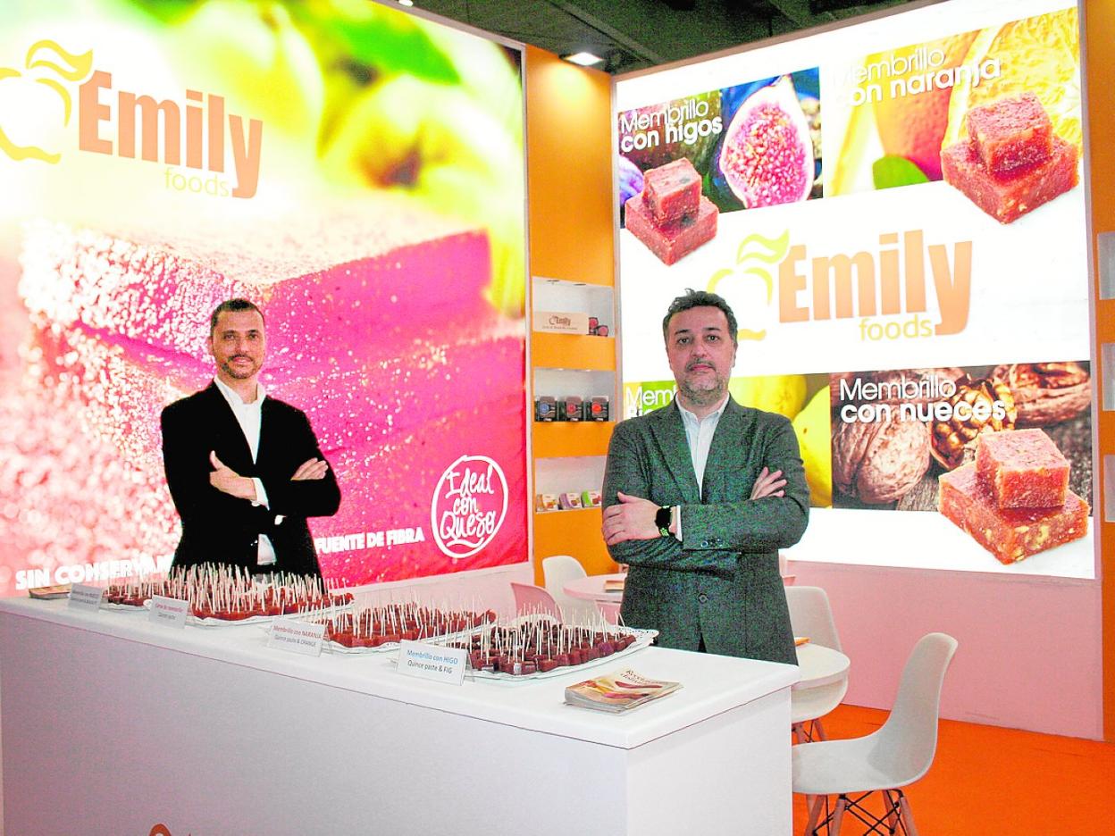 El responsable de Marketing de la firma, José Gómez, y el director comercial, Eusebio Gómez, posan en el expositor de Emily Foods en Alimentaria. B. M. P. / EFQ