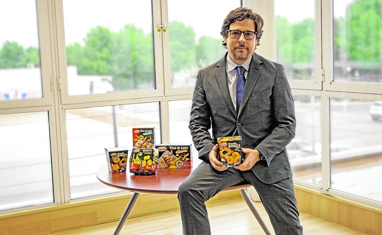 El director general, Vicente Antonio Soto Pérez, junto a los Gouda Rings y las tiras de lomo, últimos lanzamientos de la empresa. 