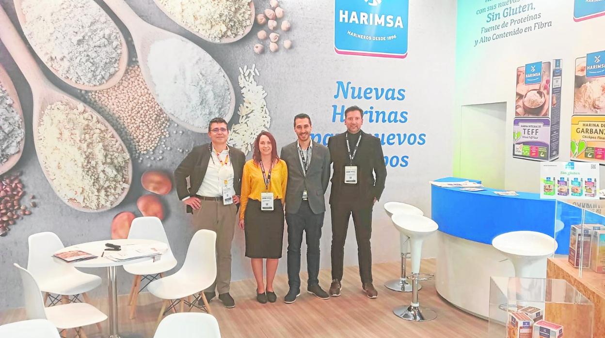 El equipo de Harimsa en Alimentaria, al completo, posando delante en el estand. H.