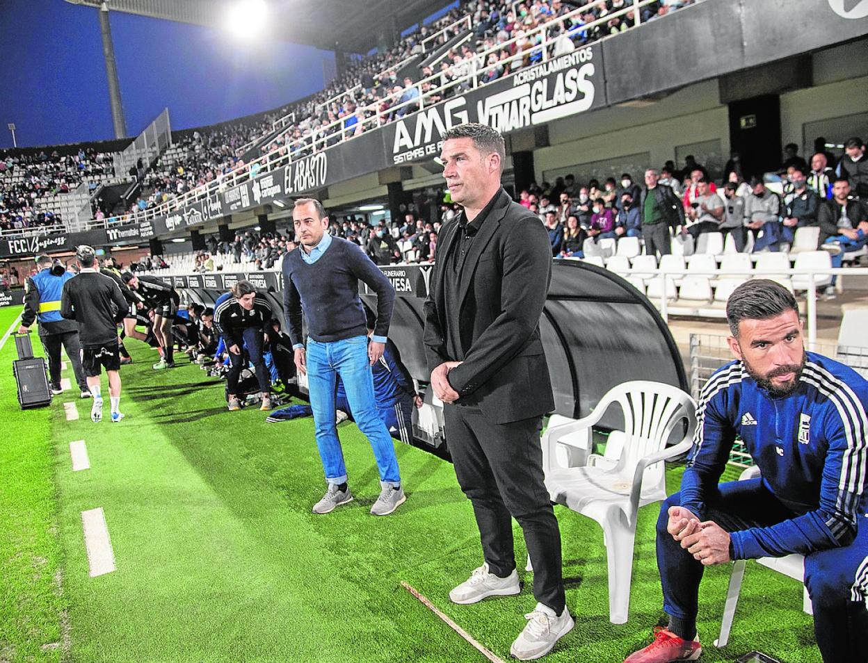 Carrión, técnico del Efesé, aguarda el inicio del partido ante el Alcorcón, la pasada semana. 