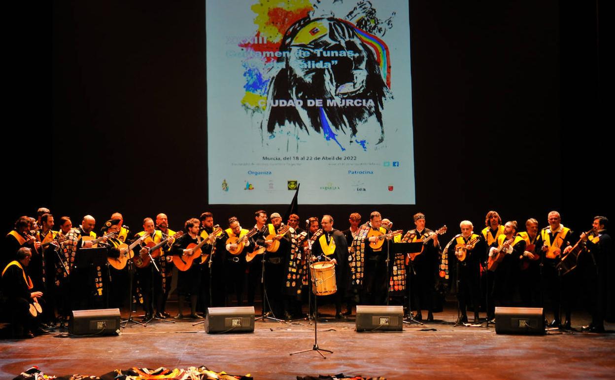 Una de las tunas participantes, este lunes, durante el certamen.