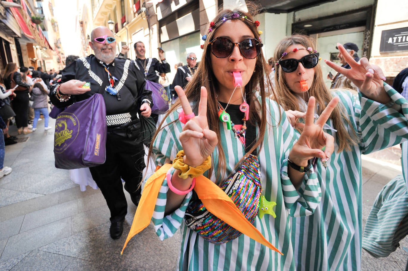 Fotos: El pasacalles de los grupos sardineros, en imágenes