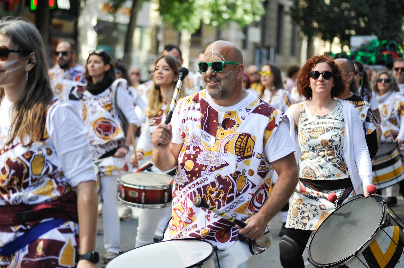 Fotos: El pasacalles de los grupos sardineros, en imágenes
