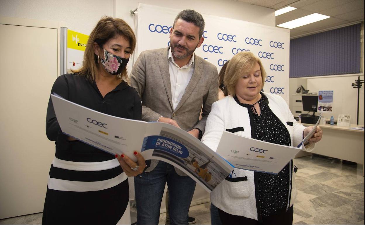 Cristina Mora, Antonio Luengo y Ana Correa, en la presentación de la guía sobre el atún rojo. 