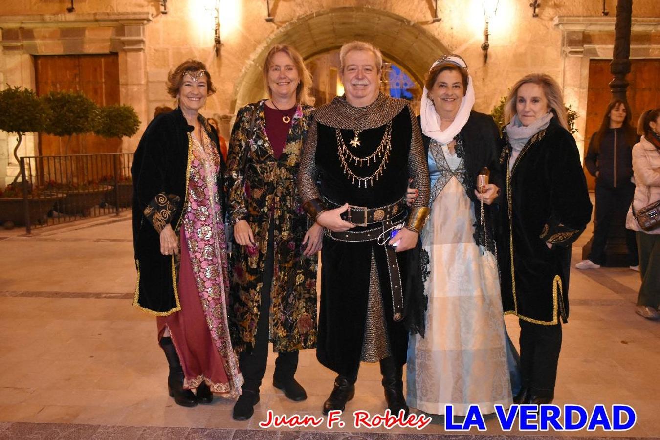 El claustro del castillo acogió anoche el acto de la Jura del Rey Cristiano, organizado por los Caballeros Hospitalarios de San Juan de Jerusalén. Tras la jura y la entrega de presentes, los Reyes Cristianos, Roberto Mateo y Patricia Fernández y el resto de participantes pasaron al interior de la basílica para adorar la Vera Cruz. 