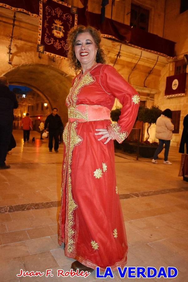 El claustro del castillo acogió anoche el acto de la Jura del Rey Cristiano, organizado por los Caballeros Hospitalarios de San Juan de Jerusalén. Tras la jura y la entrega de presentes, los Reyes Cristianos, Roberto Mateo y Patricia Fernández y el resto de participantes pasaron al interior de la basílica para adorar la Vera Cruz. 