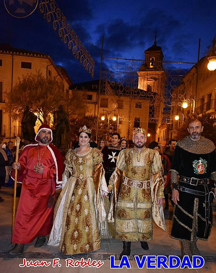 El claustro del castillo acogió anoche el acto de la Jura del Rey Cristiano, organizado por los Caballeros Hospitalarios de San Juan de Jerusalén. Tras la jura y la entrega de presentes, los Reyes Cristianos, Roberto Mateo y Patricia Fernández y el resto de participantes pasaron al interior de la basílica para adorar la Vera Cruz. 