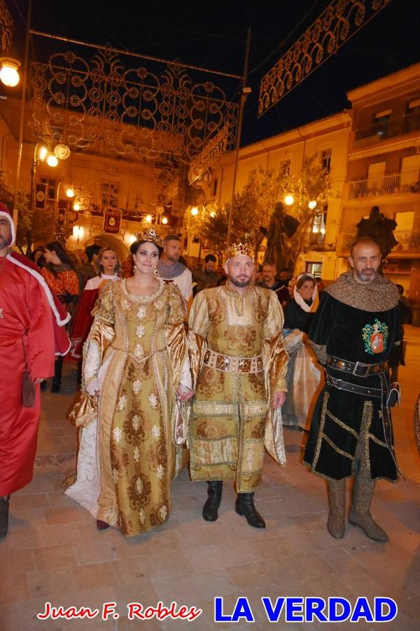 El claustro del castillo acogió anoche el acto de la Jura del Rey Cristiano, organizado por los Caballeros Hospitalarios de San Juan de Jerusalén. Tras la jura y la entrega de presentes, los Reyes Cristianos, Roberto Mateo y Patricia Fernández y el resto de participantes pasaron al interior de la basílica para adorar la Vera Cruz. 