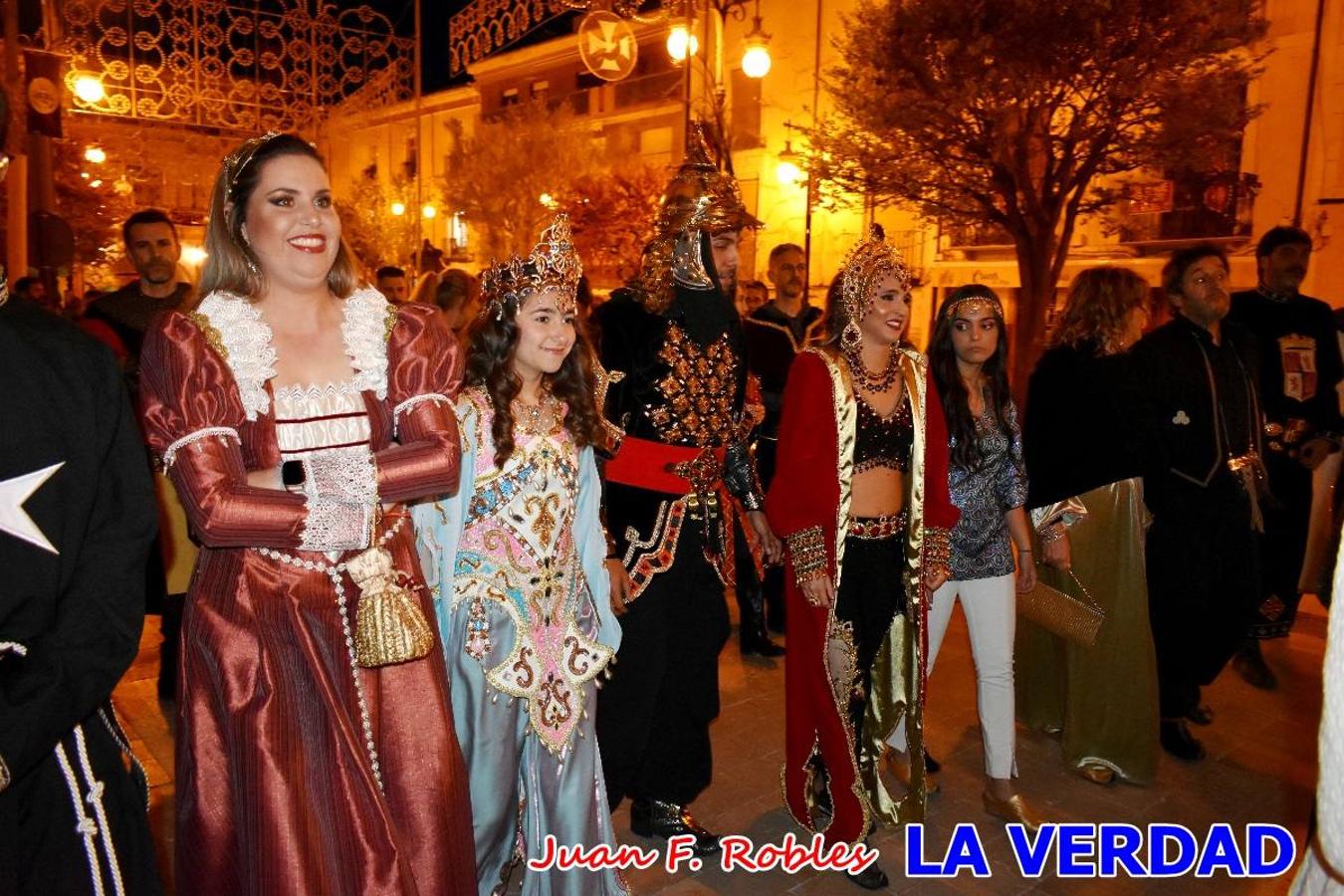El claustro del castillo acogió anoche el acto de la Jura del Rey Cristiano, organizado por los Caballeros Hospitalarios de San Juan de Jerusalén. Tras la jura y la entrega de presentes, los Reyes Cristianos, Roberto Mateo y Patricia Fernández y el resto de participantes pasaron al interior de la basílica para adorar la Vera Cruz. 