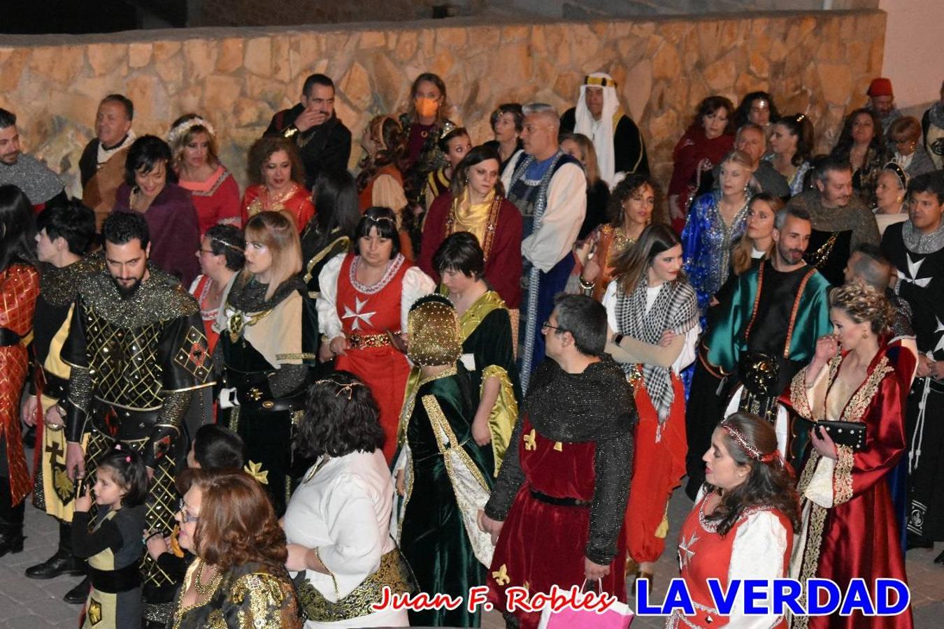 El claustro del castillo acogió anoche el acto de la Jura del Rey Cristiano, organizado por los Caballeros Hospitalarios de San Juan de Jerusalén. Tras la jura y la entrega de presentes, los Reyes Cristianos, Roberto Mateo y Patricia Fernández y el resto de participantes pasaron al interior de la basílica para adorar la Vera Cruz. 