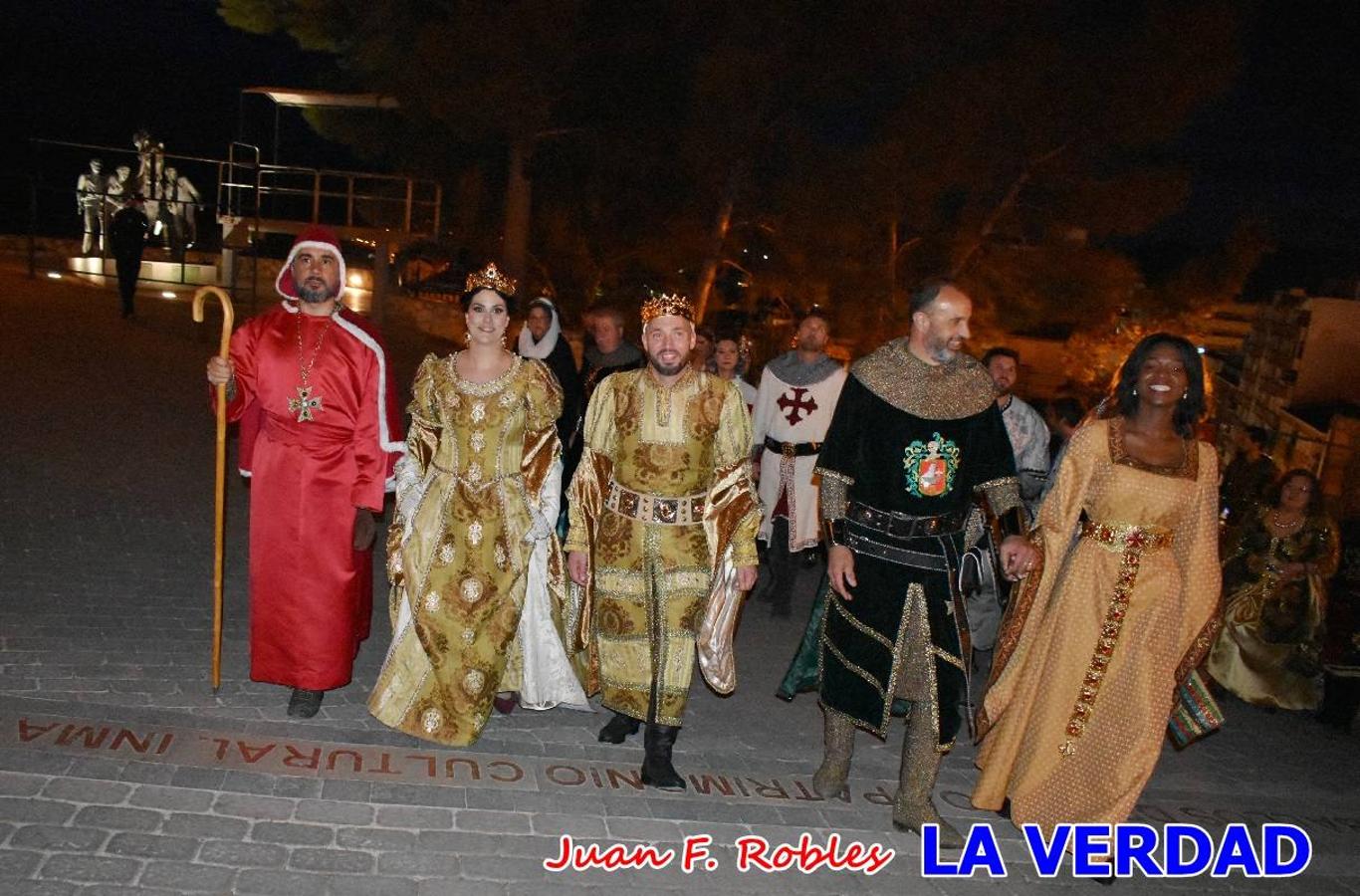 El claustro del castillo acogió anoche el acto de la Jura del Rey Cristiano, organizado por los Caballeros Hospitalarios de San Juan de Jerusalén. Tras la jura y la entrega de presentes, los Reyes Cristianos, Roberto Mateo y Patricia Fernández y el resto de participantes pasaron al interior de la basílica para adorar la Vera Cruz. 