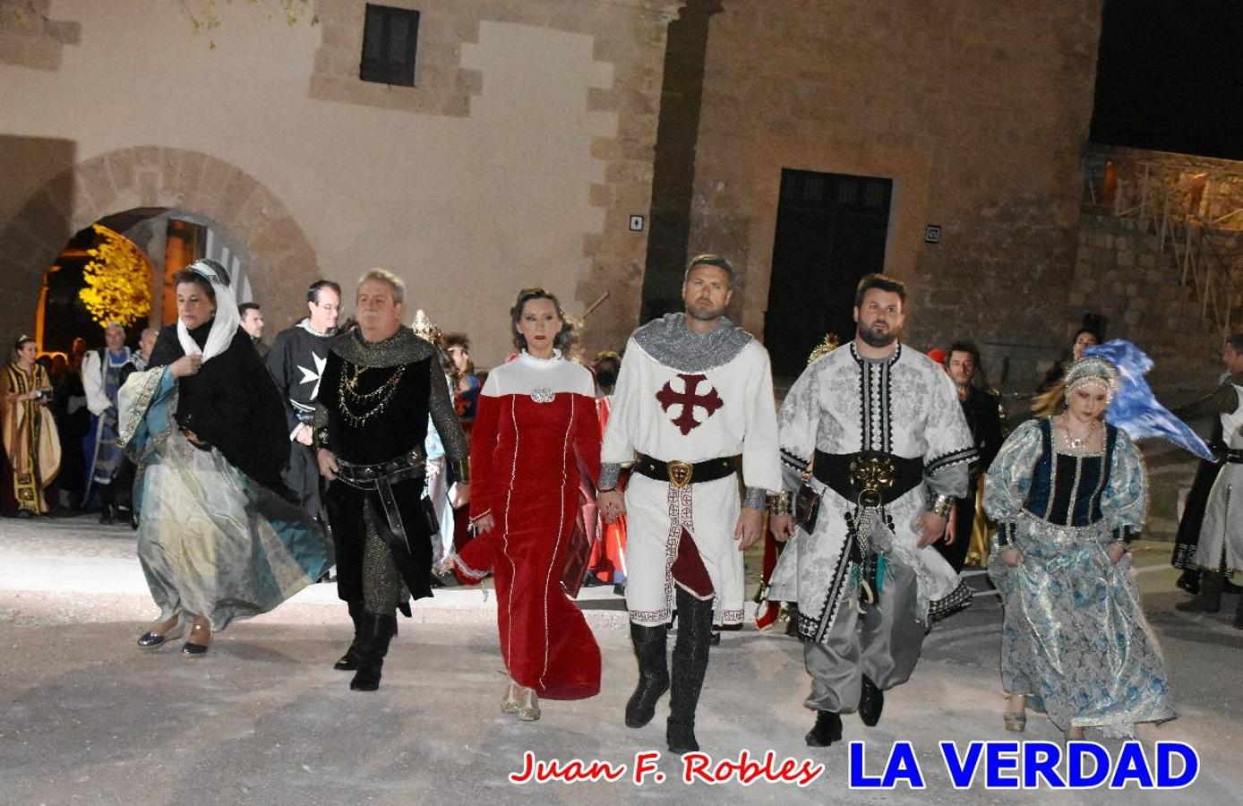 El claustro del castillo acogió anoche el acto de la Jura del Rey Cristiano, organizado por los Caballeros Hospitalarios de San Juan de Jerusalén. Tras la jura y la entrega de presentes, los Reyes Cristianos, Roberto Mateo y Patricia Fernández y el resto de participantes pasaron al interior de la basílica para adorar la Vera Cruz. 