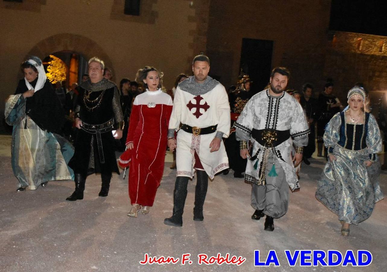 El claustro del castillo acogió anoche el acto de la Jura del Rey Cristiano, organizado por los Caballeros Hospitalarios de San Juan de Jerusalén. Tras la jura y la entrega de presentes, los Reyes Cristianos, Roberto Mateo y Patricia Fernández y el resto de participantes pasaron al interior de la basílica para adorar la Vera Cruz. 