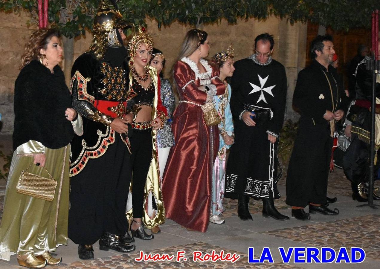 El claustro del castillo acogió anoche el acto de la Jura del Rey Cristiano, organizado por los Caballeros Hospitalarios de San Juan de Jerusalén. Tras la jura y la entrega de presentes, los Reyes Cristianos, Roberto Mateo y Patricia Fernández y el resto de participantes pasaron al interior de la basílica para adorar la Vera Cruz. 