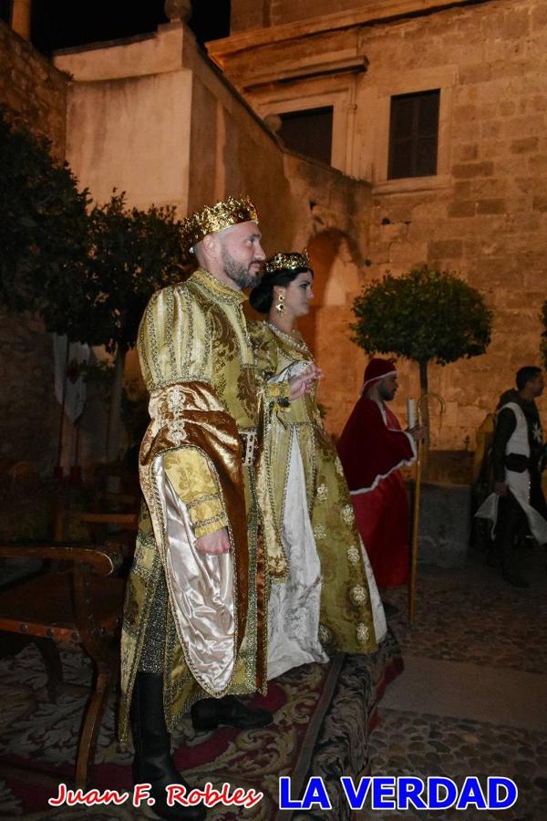 El claustro del castillo acogió anoche el acto de la Jura del Rey Cristiano, organizado por los Caballeros Hospitalarios de San Juan de Jerusalén. Tras la jura y la entrega de presentes, los Reyes Cristianos, Roberto Mateo y Patricia Fernández y el resto de participantes pasaron al interior de la basílica para adorar la Vera Cruz. 