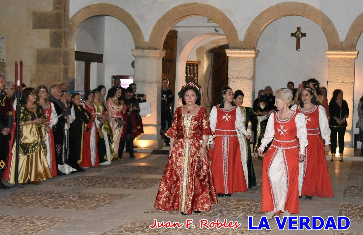 El claustro del castillo acogió anoche el acto de la Jura del Rey Cristiano, organizado por los Caballeros Hospitalarios de San Juan de Jerusalén. Tras la jura y la entrega de presentes, los Reyes Cristianos, Roberto Mateo y Patricia Fernández y el resto de participantes pasaron al interior de la basílica para adorar la Vera Cruz. 