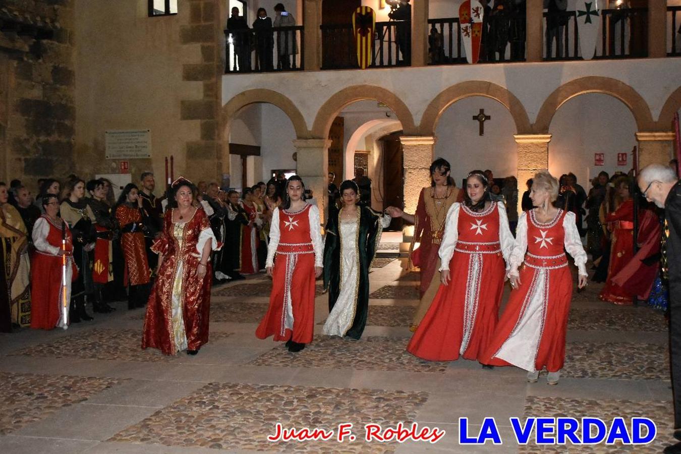 El claustro del castillo acogió anoche el acto de la Jura del Rey Cristiano, organizado por los Caballeros Hospitalarios de San Juan de Jerusalén. Tras la jura y la entrega de presentes, los Reyes Cristianos, Roberto Mateo y Patricia Fernández y el resto de participantes pasaron al interior de la basílica para adorar la Vera Cruz. 