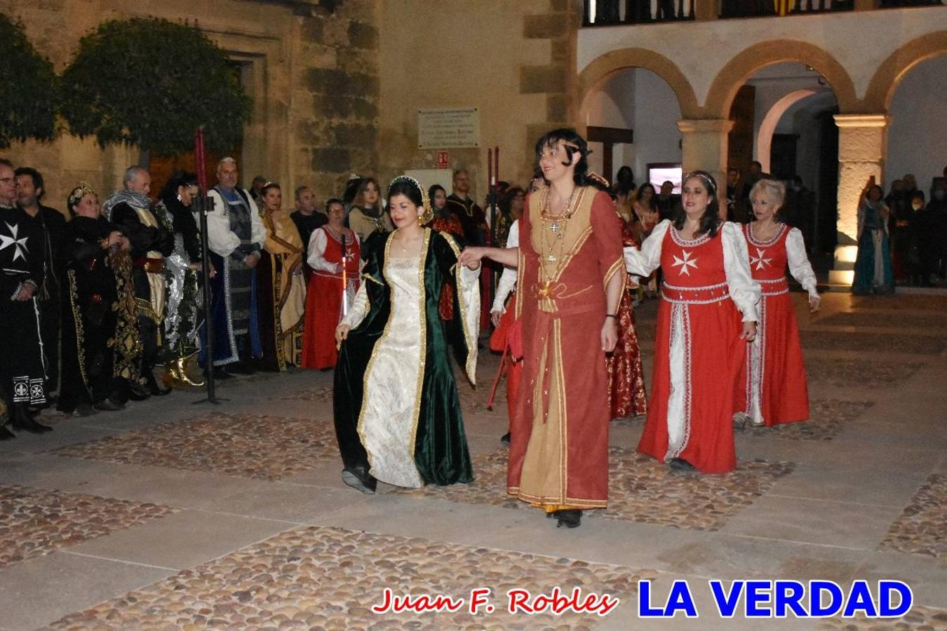 El claustro del castillo acogió anoche el acto de la Jura del Rey Cristiano, organizado por los Caballeros Hospitalarios de San Juan de Jerusalén. Tras la jura y la entrega de presentes, los Reyes Cristianos, Roberto Mateo y Patricia Fernández y el resto de participantes pasaron al interior de la basílica para adorar la Vera Cruz. 