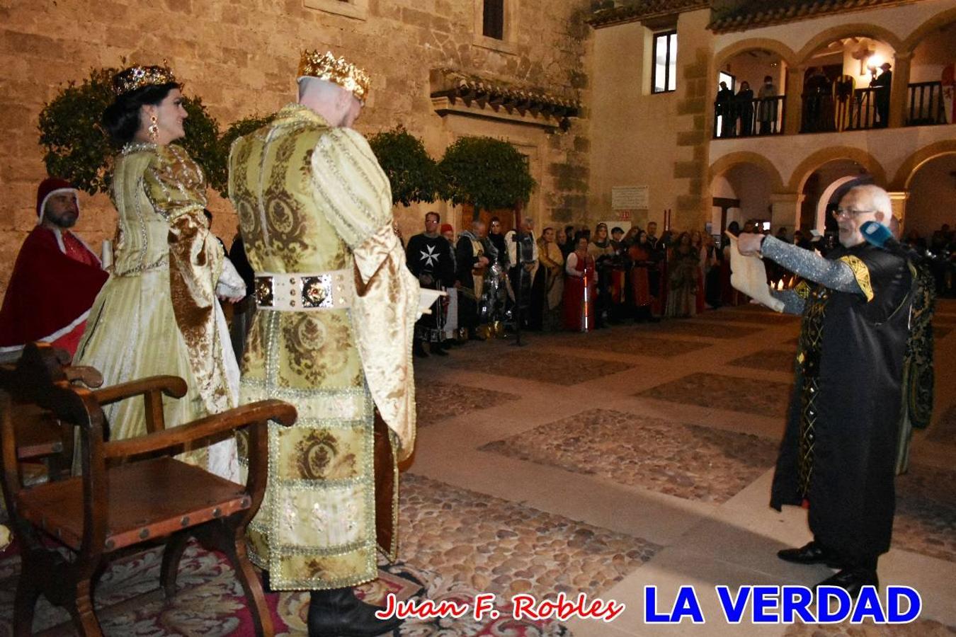 El claustro del castillo acogió anoche el acto de la Jura del Rey Cristiano, organizado por los Caballeros Hospitalarios de San Juan de Jerusalén. Tras la jura y la entrega de presentes, los Reyes Cristianos, Roberto Mateo y Patricia Fernández y el resto de participantes pasaron al interior de la basílica para adorar la Vera Cruz. 
