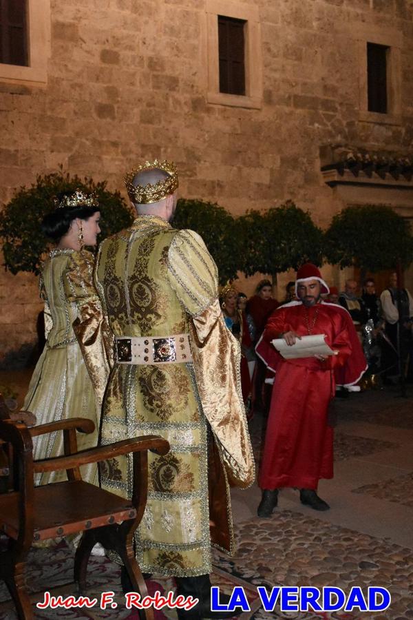 El claustro del castillo acogió anoche el acto de la Jura del Rey Cristiano, organizado por los Caballeros Hospitalarios de San Juan de Jerusalén. Tras la jura y la entrega de presentes, los Reyes Cristianos, Roberto Mateo y Patricia Fernández y el resto de participantes pasaron al interior de la basílica para adorar la Vera Cruz. 