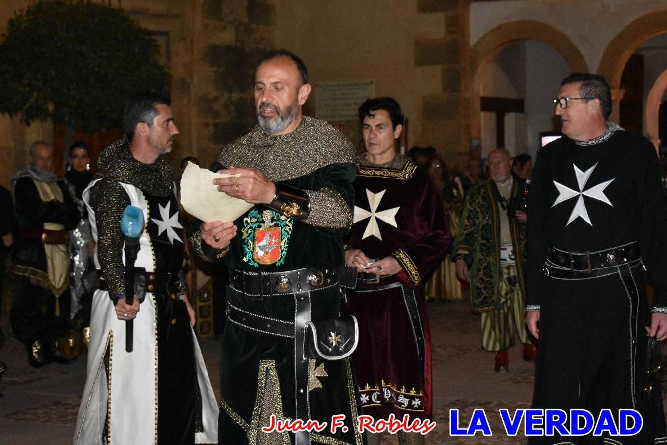 El claustro del castillo acogió anoche el acto de la Jura del Rey Cristiano, organizado por los Caballeros Hospitalarios de San Juan de Jerusalén. Tras la jura y la entrega de presentes, los Reyes Cristianos, Roberto Mateo y Patricia Fernández y el resto de participantes pasaron al interior de la basílica para adorar la Vera Cruz. 