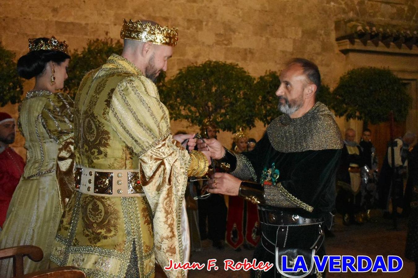 El claustro del castillo acogió anoche el acto de la Jura del Rey Cristiano, organizado por los Caballeros Hospitalarios de San Juan de Jerusalén. Tras la jura y la entrega de presentes, los Reyes Cristianos, Roberto Mateo y Patricia Fernández y el resto de participantes pasaron al interior de la basílica para adorar la Vera Cruz. 