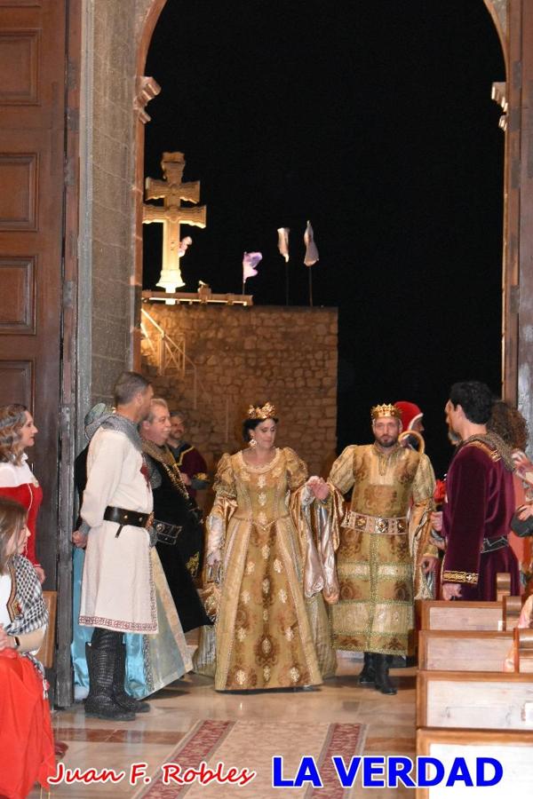 El claustro del castillo acogió anoche el acto de la Jura del Rey Cristiano, organizado por los Caballeros Hospitalarios de San Juan de Jerusalén. Tras la jura y la entrega de presentes, los Reyes Cristianos, Roberto Mateo y Patricia Fernández y el resto de participantes pasaron al interior de la basílica para adorar la Vera Cruz. 