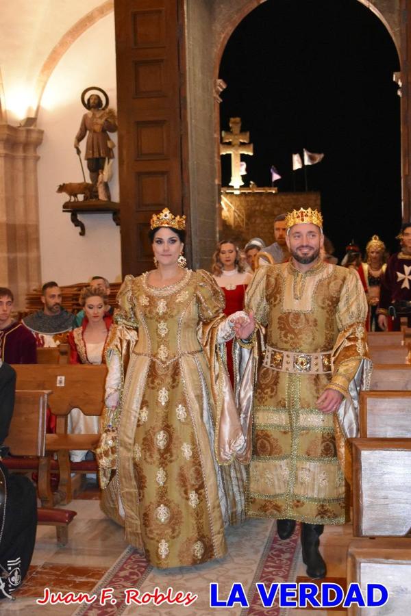 El claustro del castillo acogió anoche el acto de la Jura del Rey Cristiano, organizado por los Caballeros Hospitalarios de San Juan de Jerusalén. Tras la jura y la entrega de presentes, los Reyes Cristianos, Roberto Mateo y Patricia Fernández y el resto de participantes pasaron al interior de la basílica para adorar la Vera Cruz. 