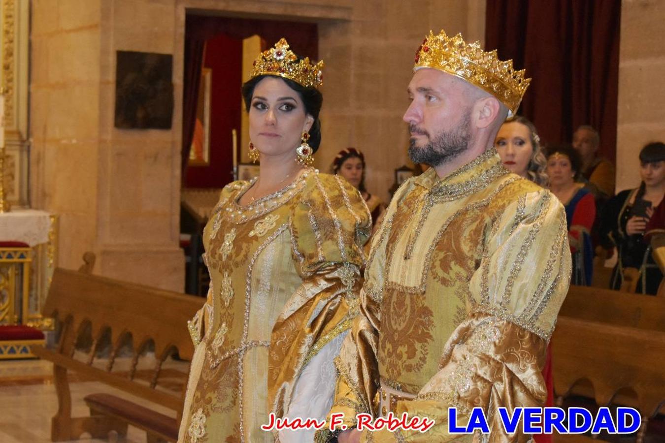 El claustro del castillo acogió anoche el acto de la Jura del Rey Cristiano, organizado por los Caballeros Hospitalarios de San Juan de Jerusalén. Tras la jura y la entrega de presentes, los Reyes Cristianos, Roberto Mateo y Patricia Fernández y el resto de participantes pasaron al interior de la basílica para adorar la Vera Cruz. 