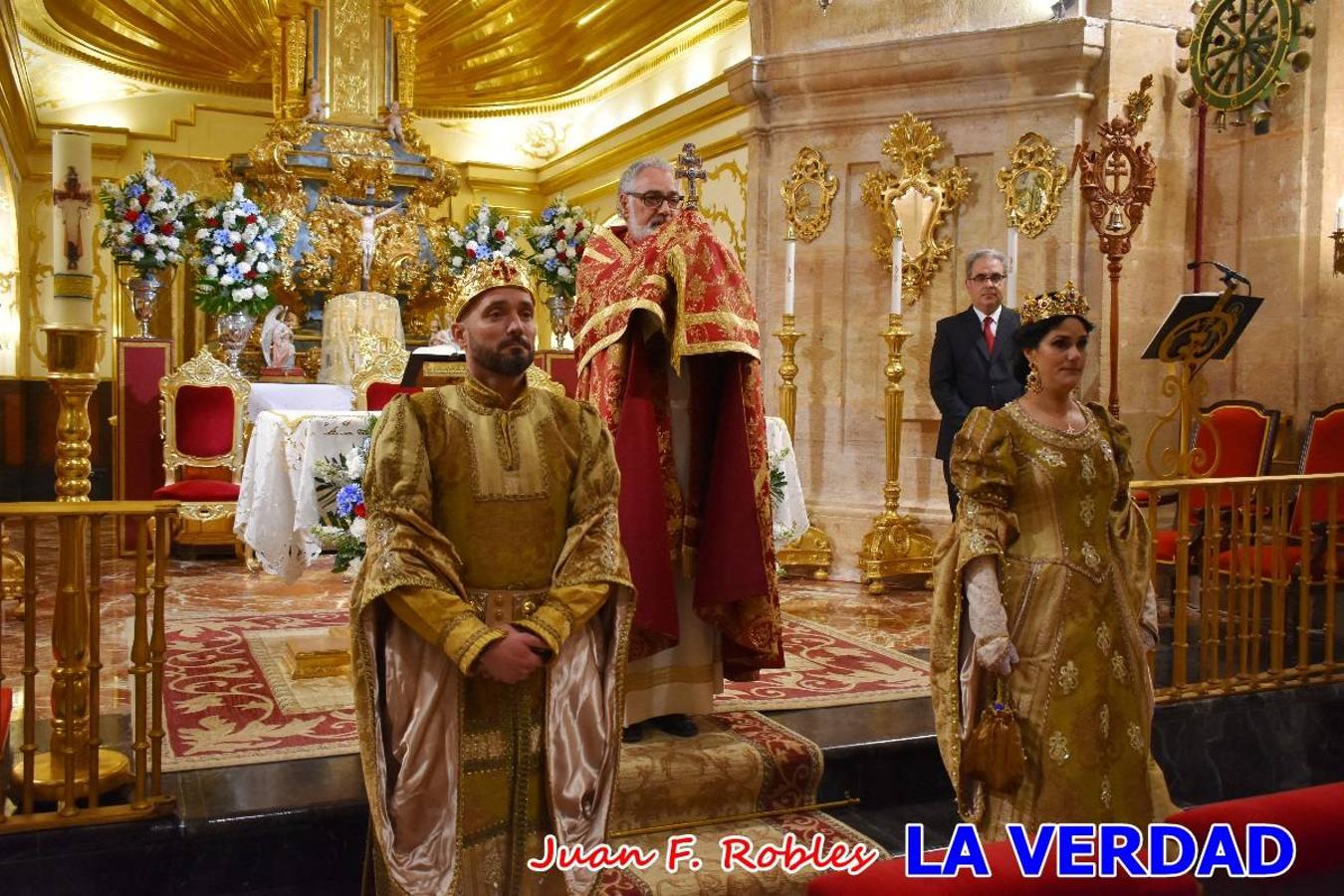 El claustro del castillo acogió anoche el acto de la Jura del Rey Cristiano, organizado por los Caballeros Hospitalarios de San Juan de Jerusalén. Tras la jura y la entrega de presentes, los Reyes Cristianos, Roberto Mateo y Patricia Fernández y el resto de participantes pasaron al interior de la basílica para adorar la Vera Cruz. 