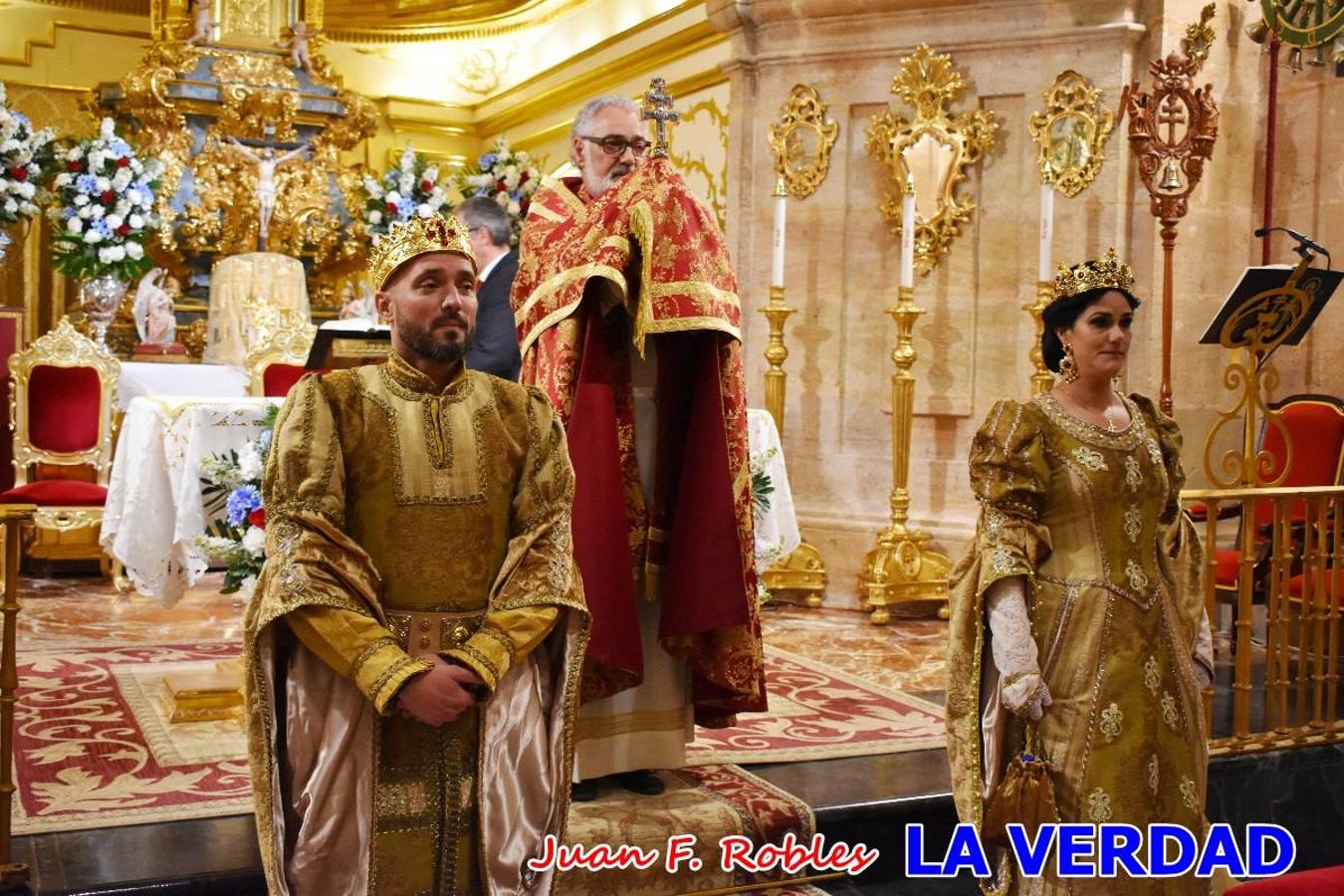 El claustro del castillo acogió anoche el acto de la Jura del Rey Cristiano, organizado por los Caballeros Hospitalarios de San Juan de Jerusalén. Tras la jura y la entrega de presentes, los Reyes Cristianos, Roberto Mateo y Patricia Fernández y el resto de participantes pasaron al interior de la basílica para adorar la Vera Cruz. 