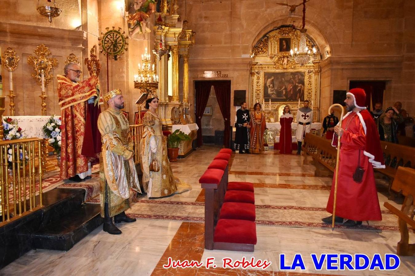 El claustro del castillo acogió anoche el acto de la Jura del Rey Cristiano, organizado por los Caballeros Hospitalarios de San Juan de Jerusalén. Tras la jura y la entrega de presentes, los Reyes Cristianos, Roberto Mateo y Patricia Fernández y el resto de participantes pasaron al interior de la basílica para adorar la Vera Cruz. 