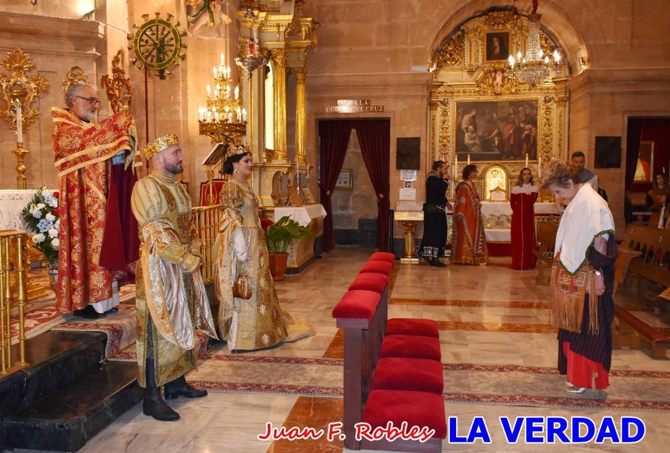 El claustro del castillo acogió anoche el acto de la Jura del Rey Cristiano, organizado por los Caballeros Hospitalarios de San Juan de Jerusalén. Tras la jura y la entrega de presentes, los Reyes Cristianos, Roberto Mateo y Patricia Fernández y el resto de participantes pasaron al interior de la basílica para adorar la Vera Cruz. 