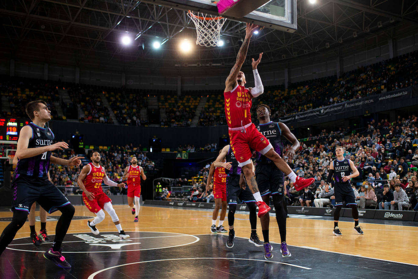 Fotos: La derrota universitaria contra Bilbao Basket, en imágenes