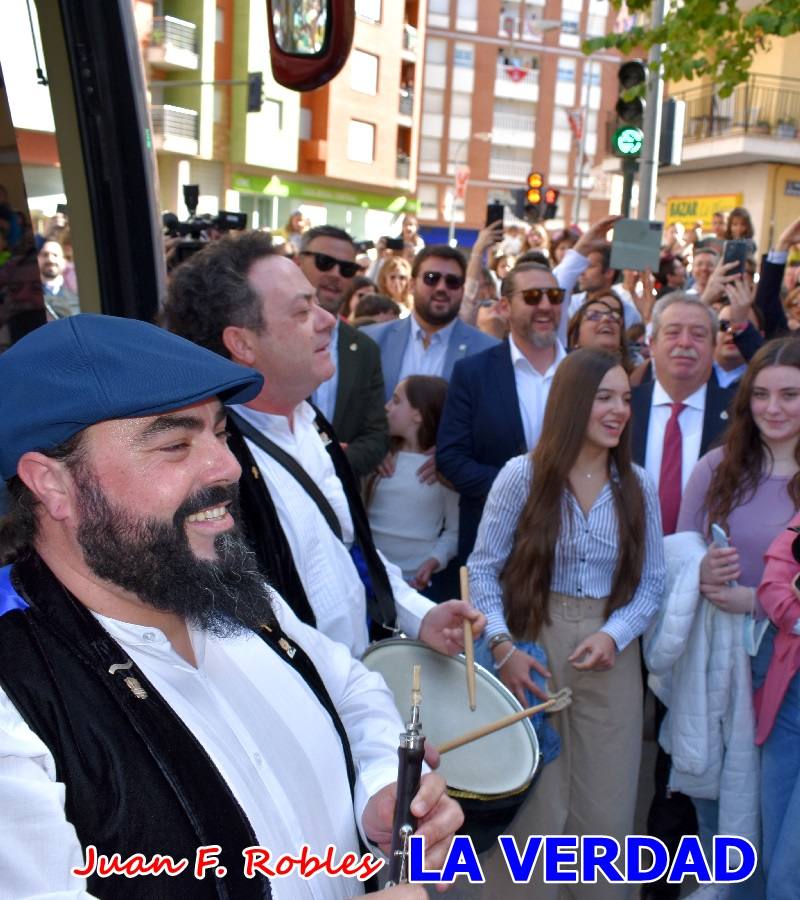 Fieles a la cita. El Tío de la Pita y su tamboril llegaron poco después de las cinco y media de la tarde a la plaza Paco Pim; lo hicieron en autobús, como siempre. Con ellos llegó el buen tiempo, el sol lucía con fuerza y tras entonar el primer «Serafina» se inició el pasacalles hacia la plaza del Arco. Miles de personas recibieron al popular dúo en una plaza que coreó al unísono el estribillo de las canciones que anuncian que las Fiestas de la Vera Cruz ya están a la vuelta de la esquina. 