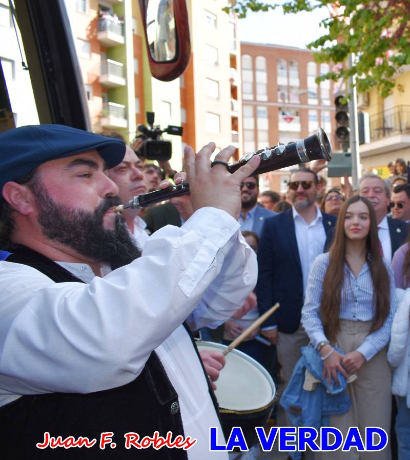 Fieles a la cita. El Tío de la Pita y su tamboril llegaron poco después de las cinco y media de la tarde a la plaza Paco Pim; lo hicieron en autobús, como siempre. Con ellos llegó el buen tiempo, el sol lucía con fuerza y tras entonar el primer «Serafina» se inició el pasacalles hacia la plaza del Arco. Miles de personas recibieron al popular dúo en una plaza que coreó al unísono el estribillo de las canciones que anuncian que las Fiestas de la Vera Cruz ya están a la vuelta de la esquina. 