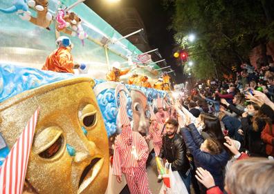Imagen secundaria 1 - Desfile del Entierro de la Sardina, celebrado este sábado en Murcia.