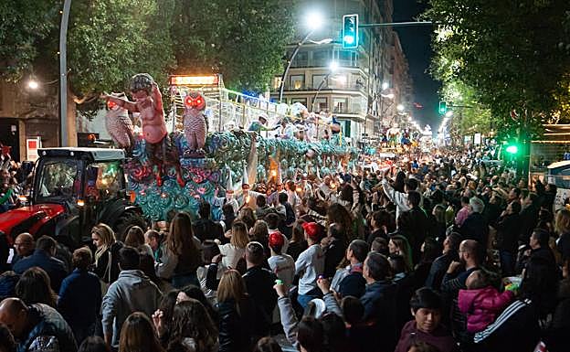 Miles de personas se agolpan ante las carrozas, este sábado por la noche, en el desfile del Entierro de la Sardina.